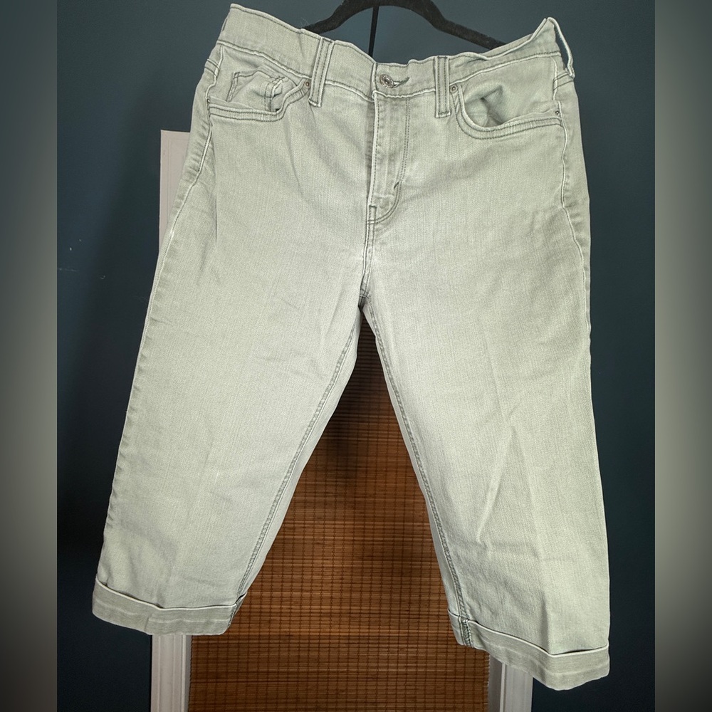 Levi's Women's cropped Jeans in Light Green
